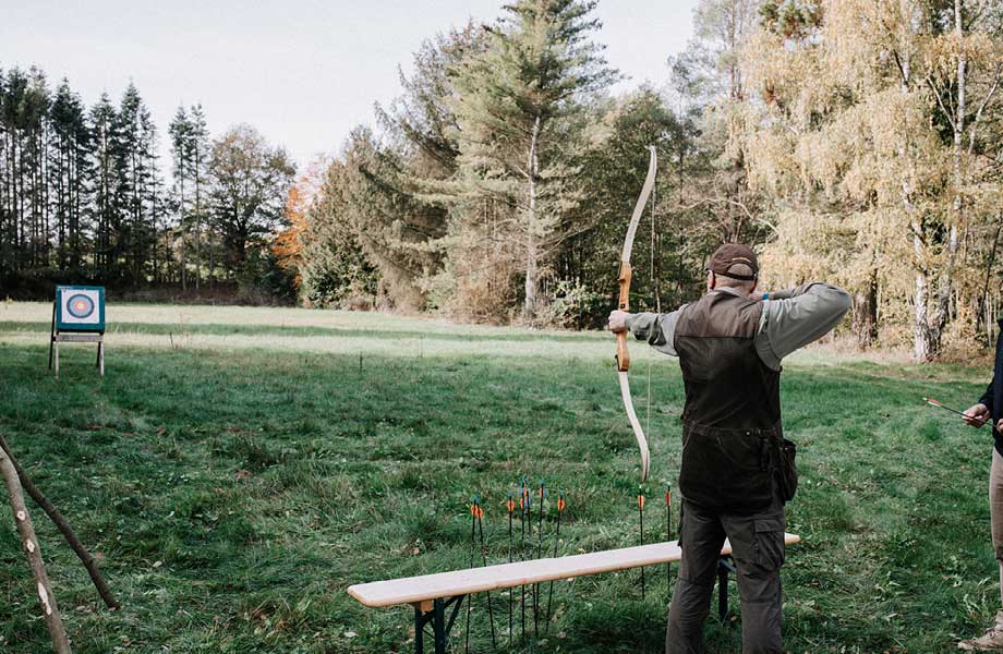 Mann schießt mit Pfeil und Bogen | Events | TARGET WORLD