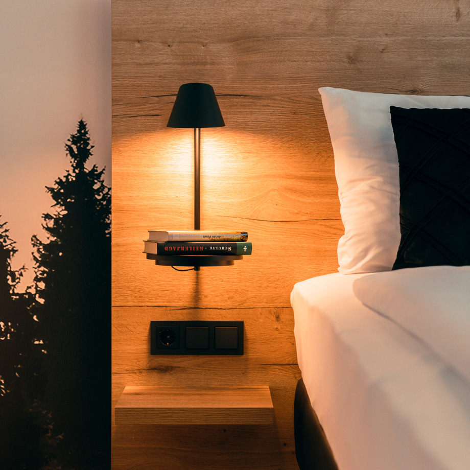 Nachttischlampe im Zimmer in der Lodge | TARGET WORLD
