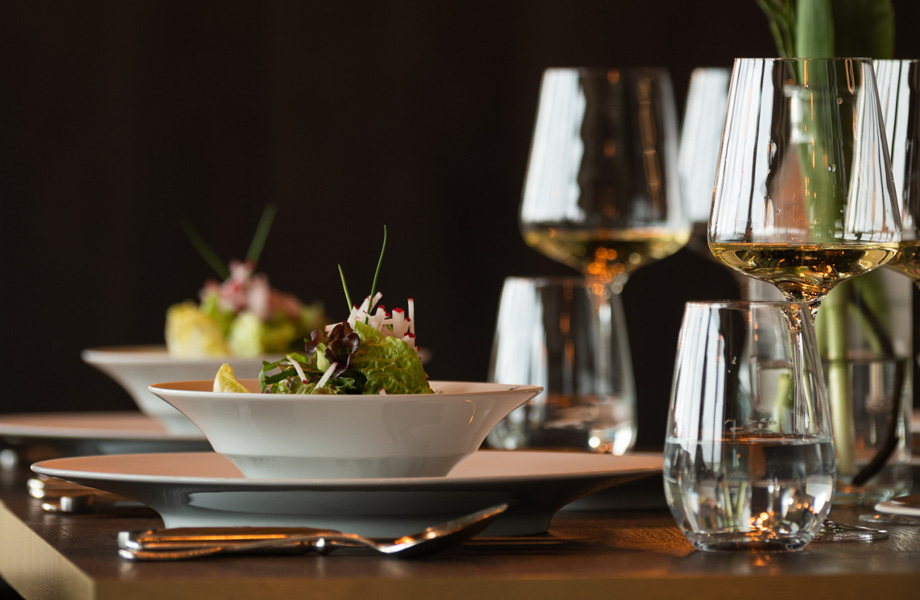 Salat und Wein auf Tisch im Restaurant Weidblick | TARGET WORLD
