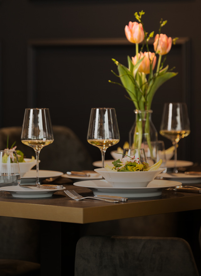 Weingläser auf Tisch | Restaurant Weidblick | TARGET WORLD