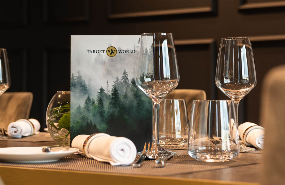 Fine Dining Tisch mit Karte im Restaurant Weidblick | TARGET WORLD