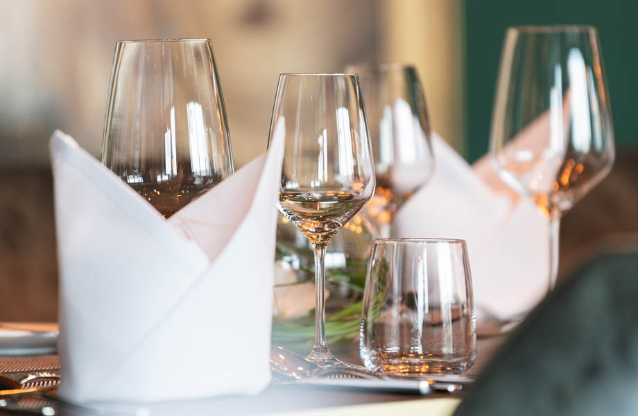 Tisch mit Gläsern im Restaurant Weidblick | TARGET WORLD