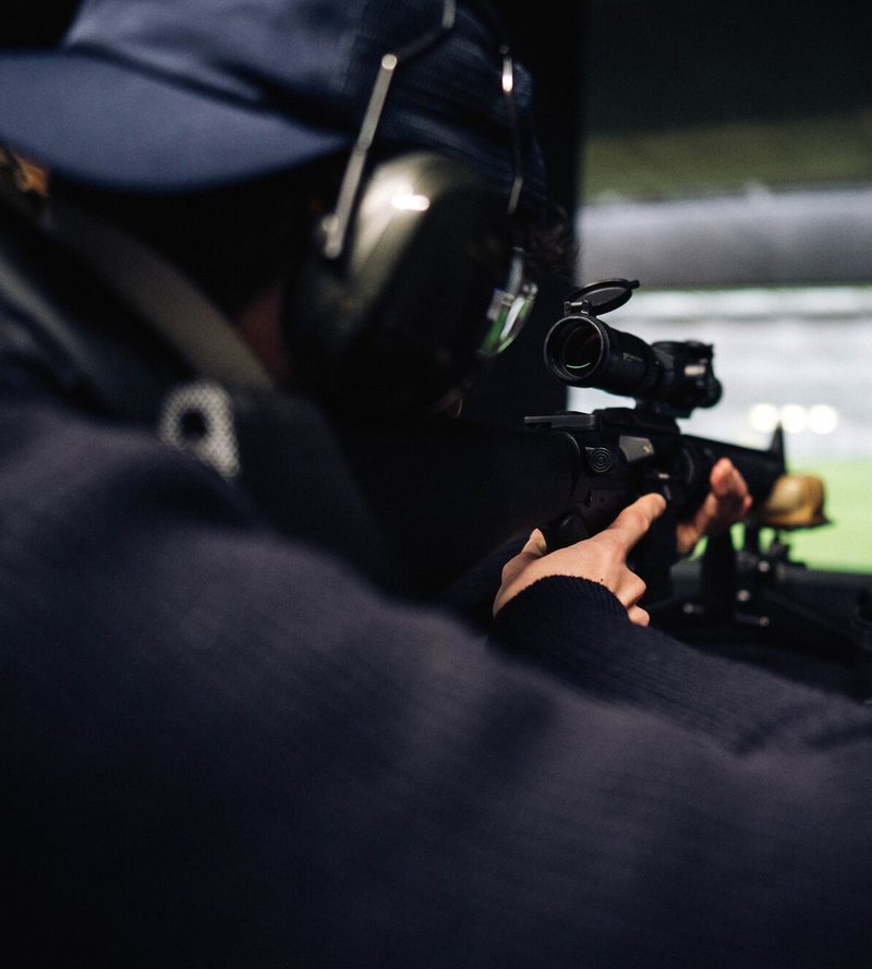Gast mit Langwaffe im Schießkino der TARGET WORLD Landscheid
